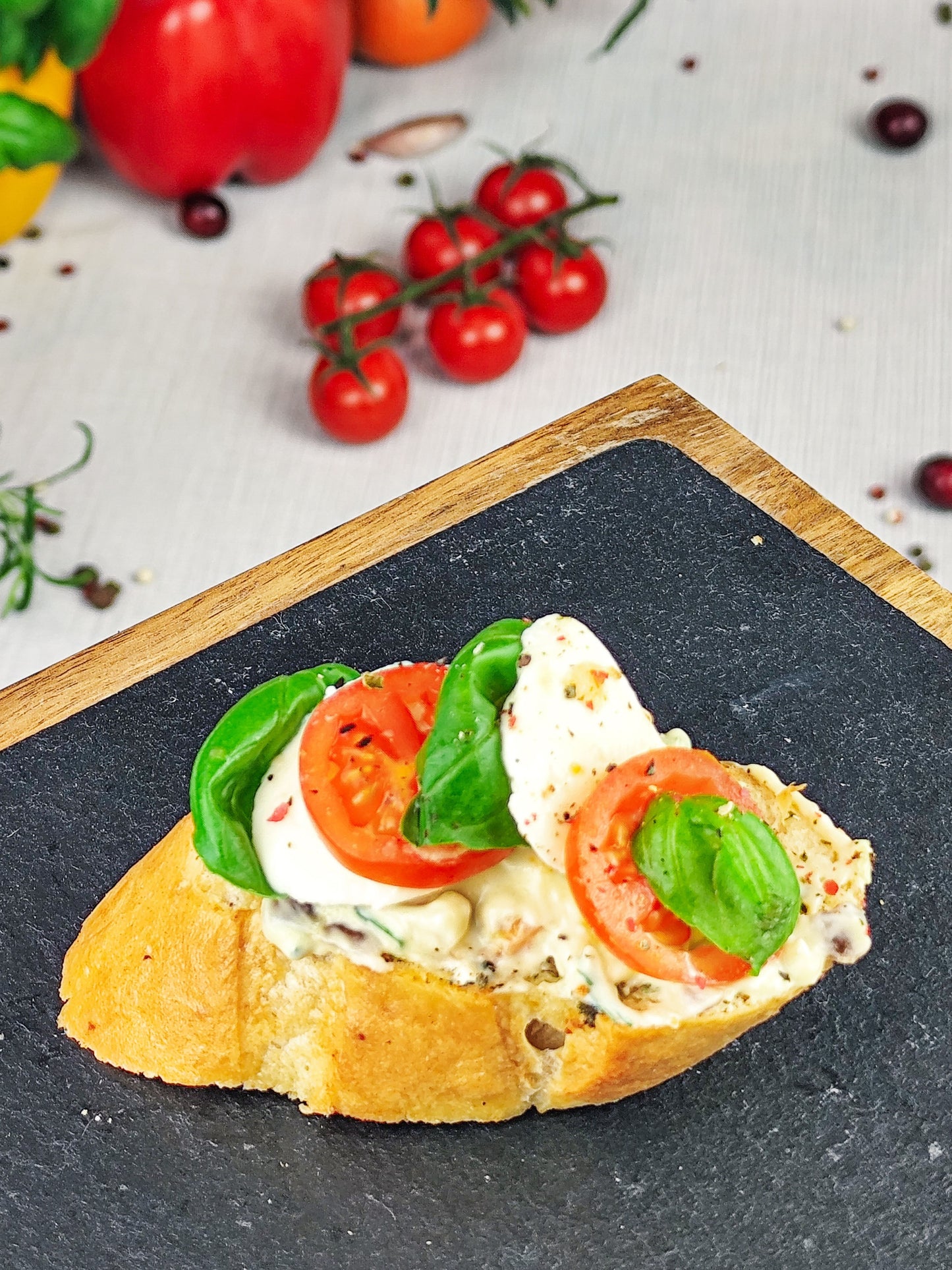 Brusketos su mocarela ir pomidorais