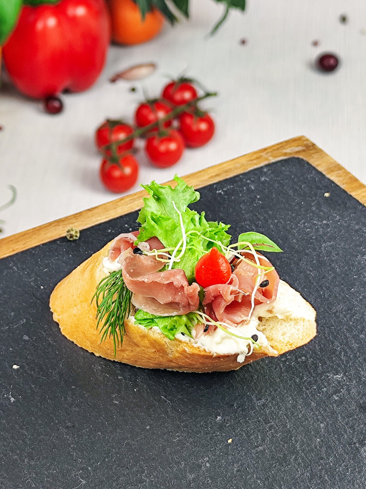 Brusketos su serrano kumpiu