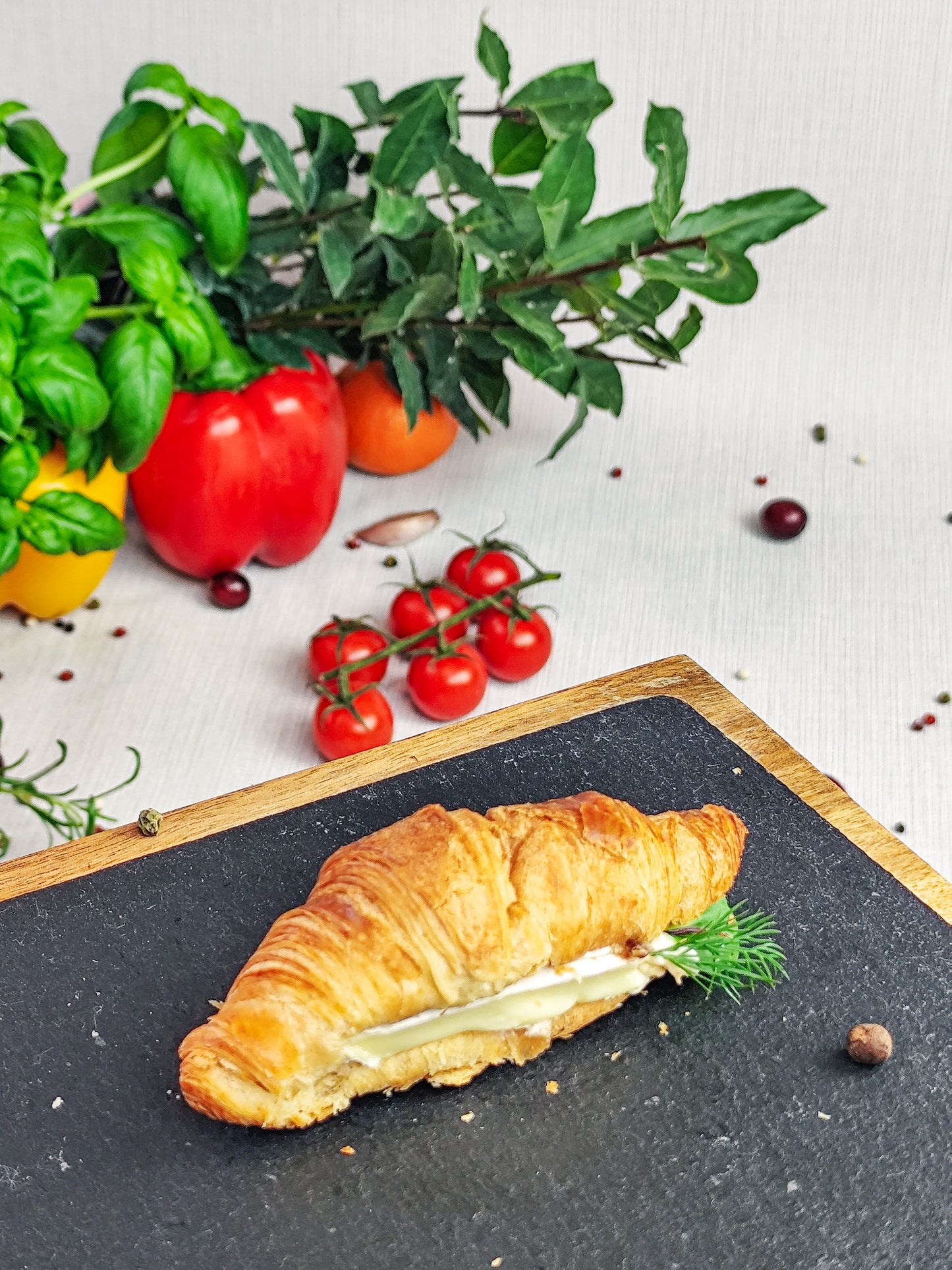 Kruasanai su brie ir karamelizuotais svogūnais