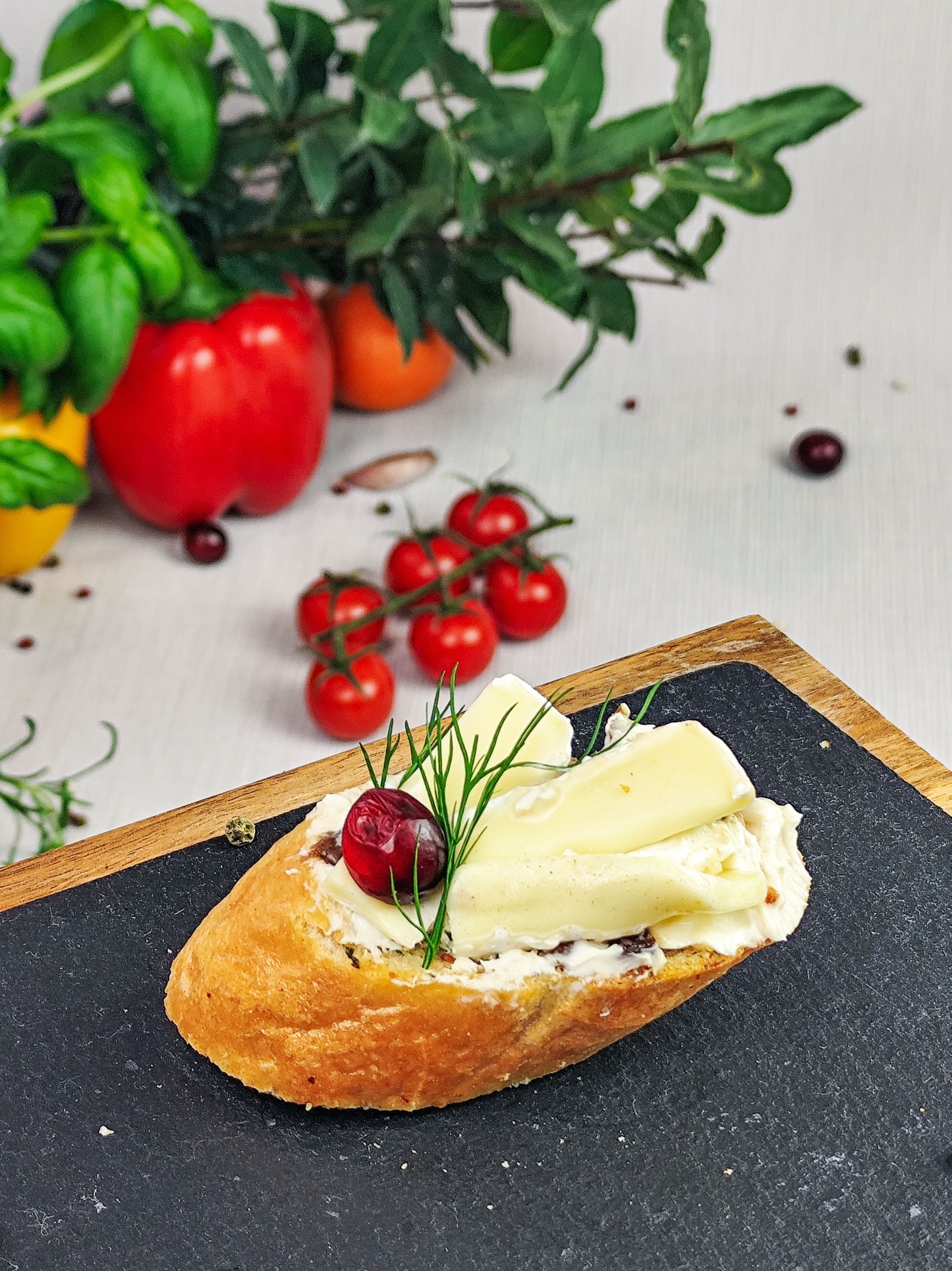 Brusketos su brie ir karamelizuotais svogūnais