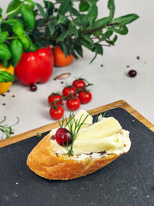 Brusketos su brie ir karamelizuotais svogūnais