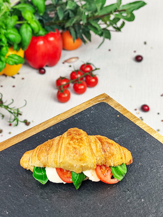 Kruasanas su mocarela ir pomidorais