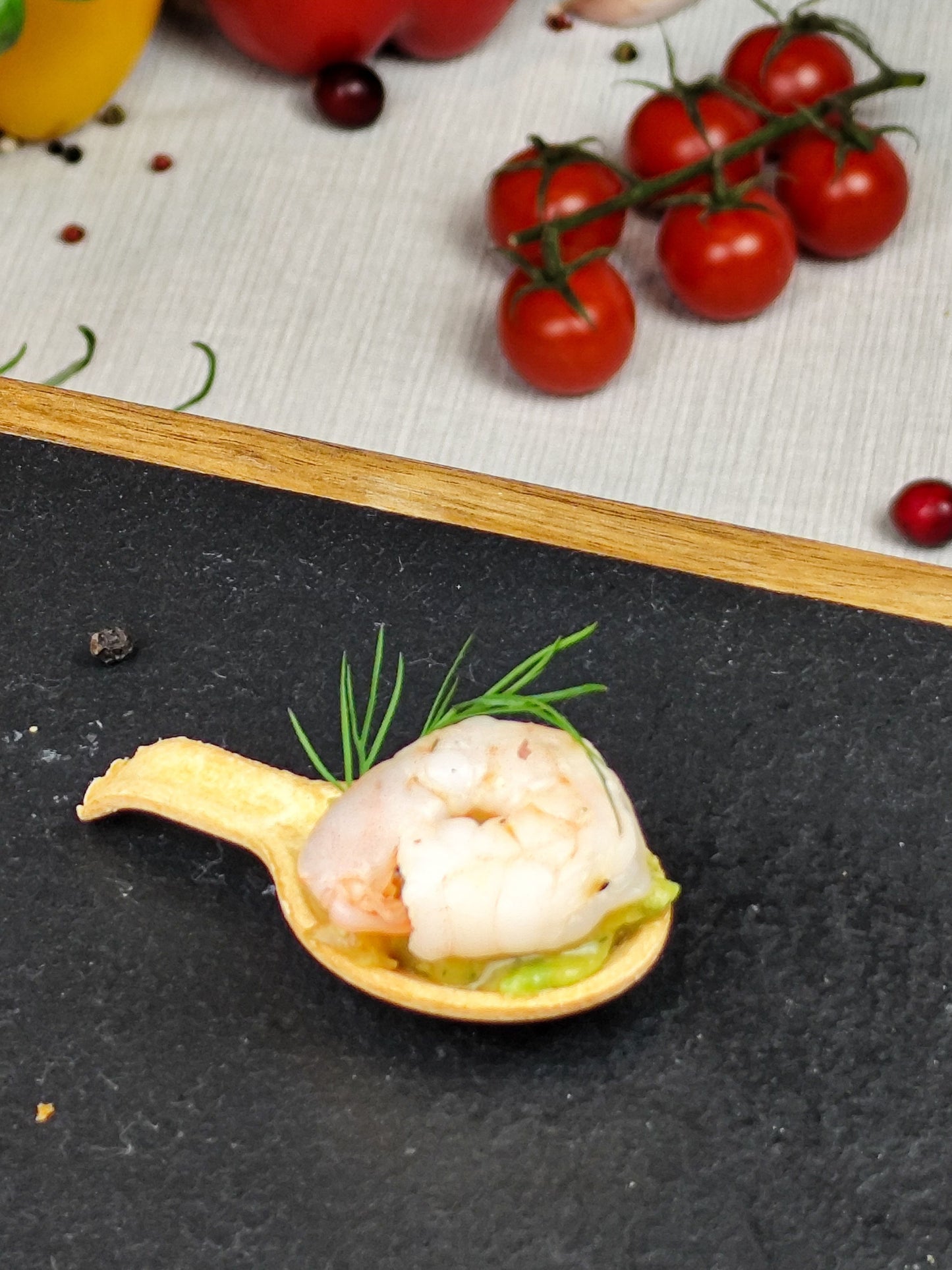 Krevetės su gvakamole valgomame šaukštelyje