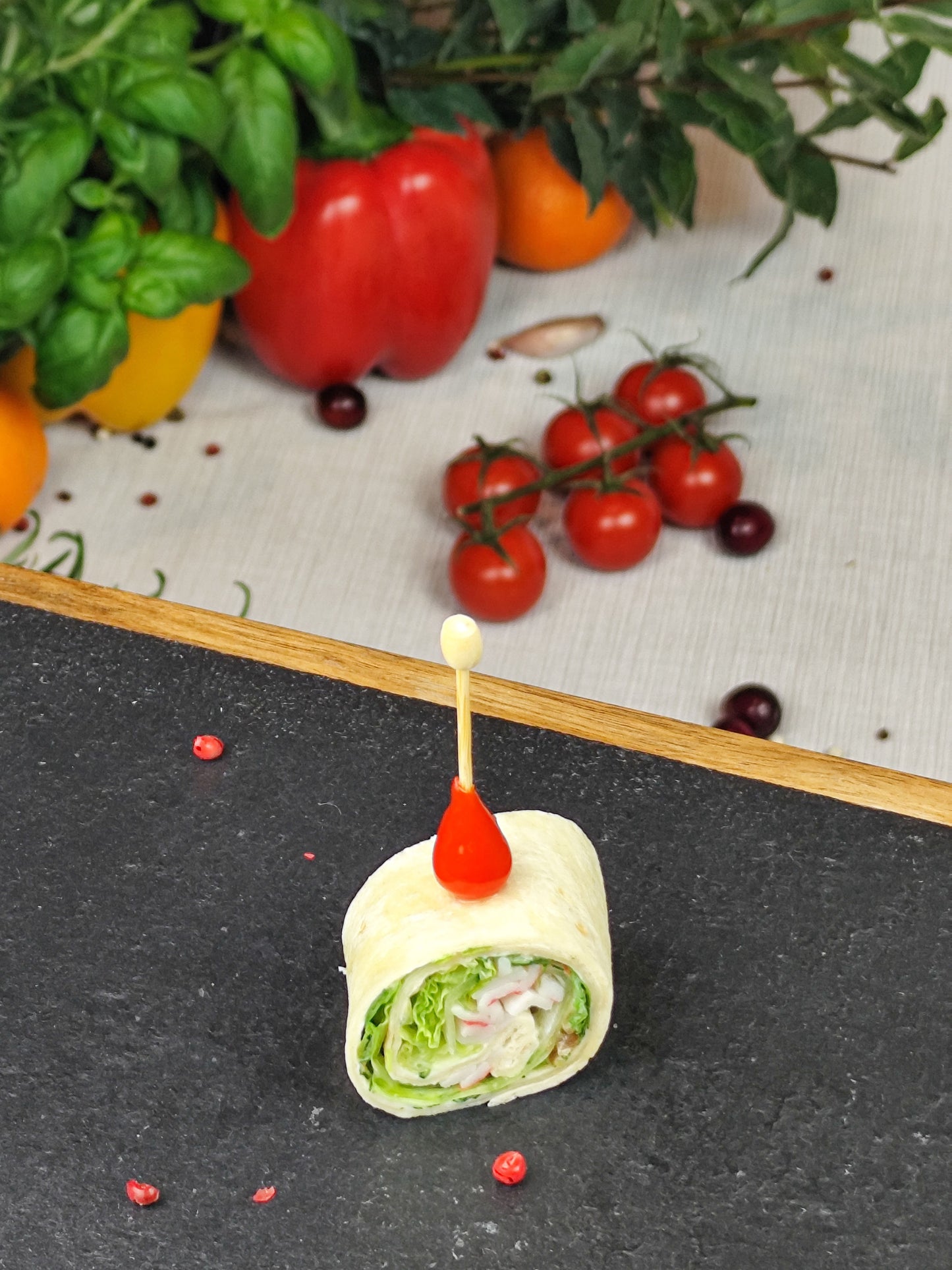 Lavašų suktinukai su krabų lazdelėmis (Įdaras gali būti keičiamas)