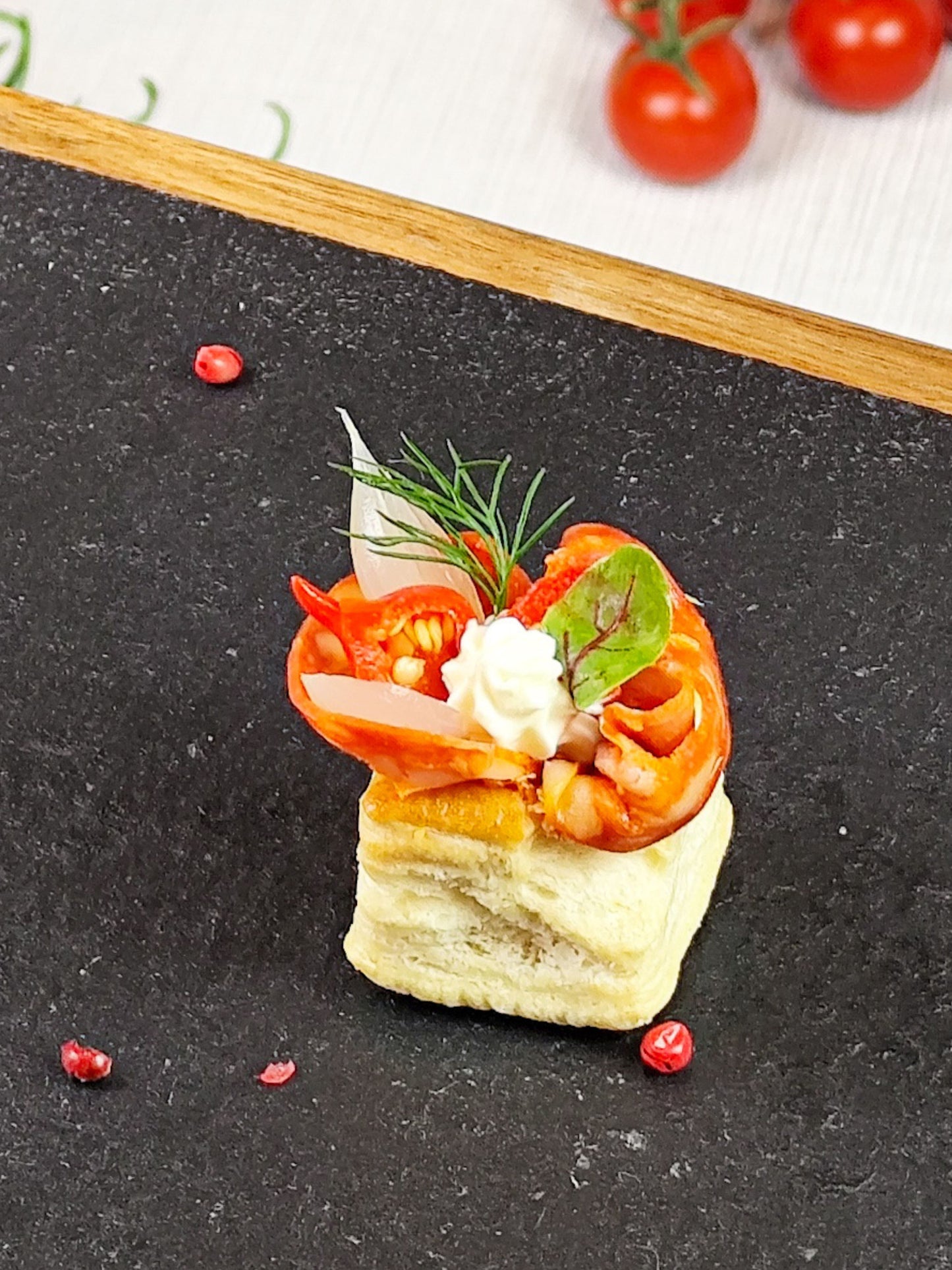 Sluoksniuotos tešlos krepšeliai su chorizo