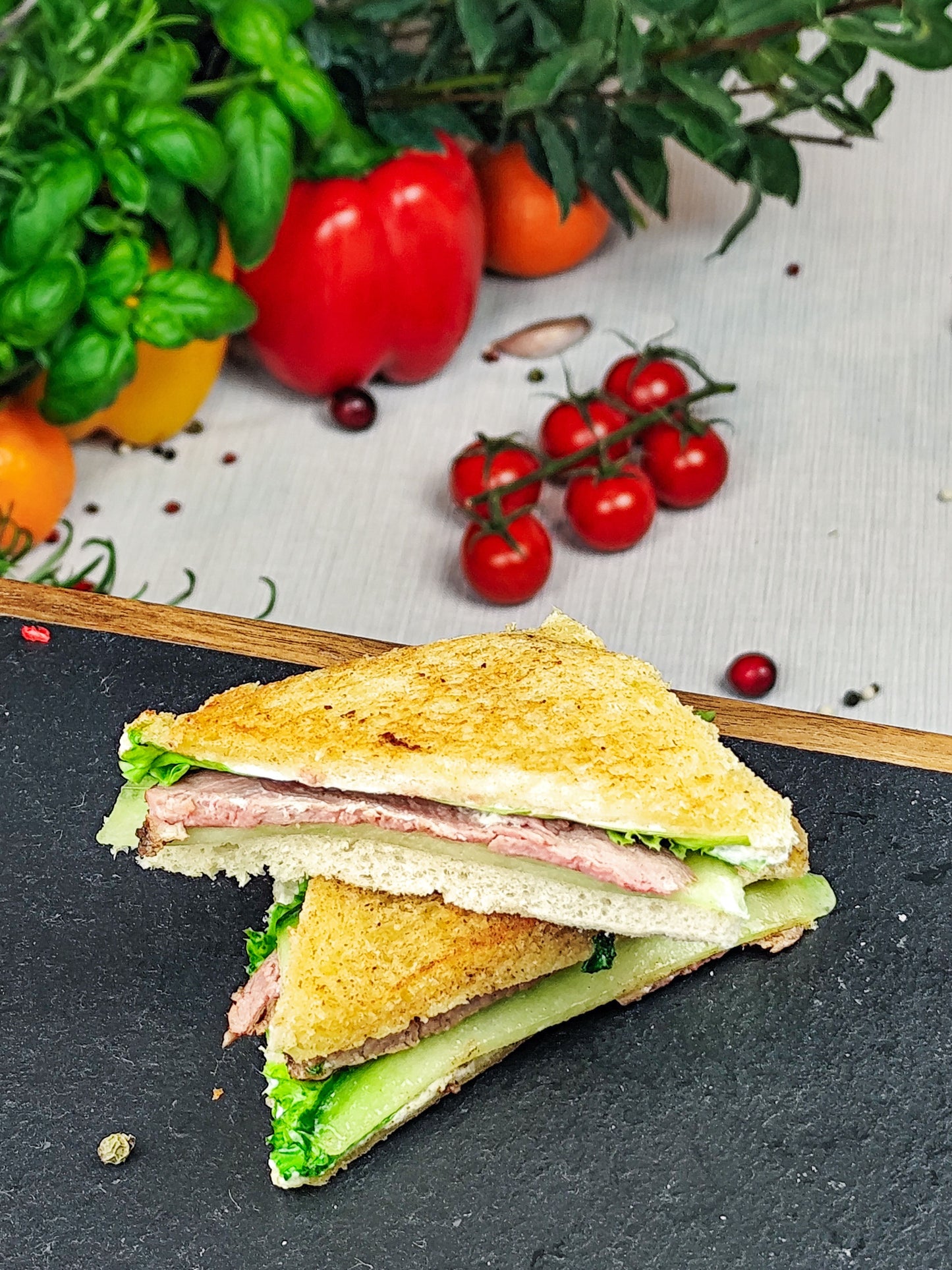 Sumuštiniai su kumpiu ir čederio sūriu